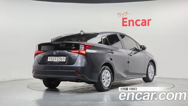 Toyota Prius 4-го поколения 1.8 E - фото 1