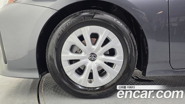 Toyota Prius 4-го поколения 1.8 E - фото 4