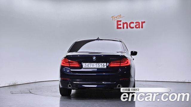 BMW 5-Series G30 520d Luxury Plus - фото 3