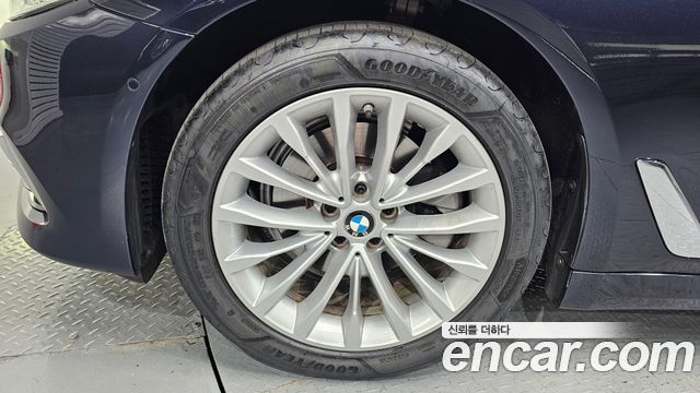 BMW 5-Series G30 520d Luxury Plus - фото 4