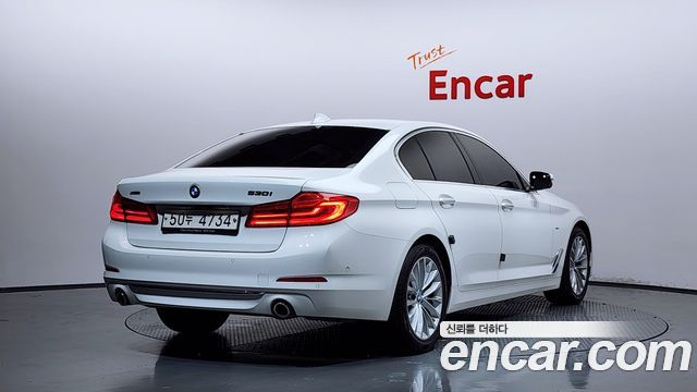 BMW 5-Series G30 530i xDrive Luxury Plus - фото 1