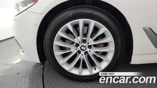 BMW 5-Series G30 530i xDrive Luxury Plus - фото 4