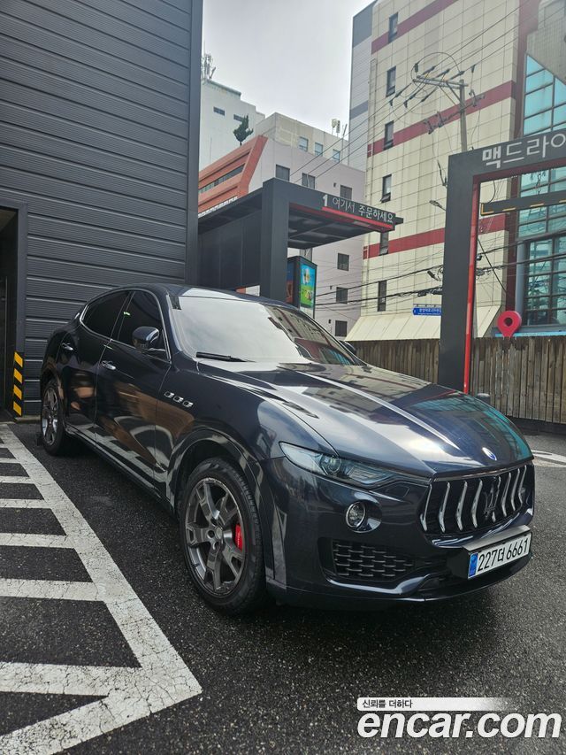 Maserati Levante 3.0 Diesel AWD GranLusso - фото 0