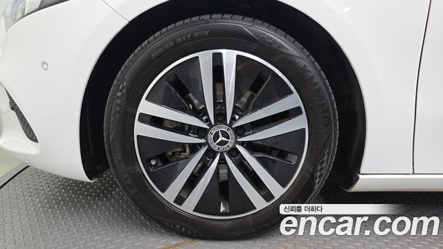 Mercedes-Benz A-Class W177 A200d Sedan - фото 4