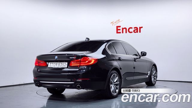BMW 5-Series G30 520i Luxury - фото 1