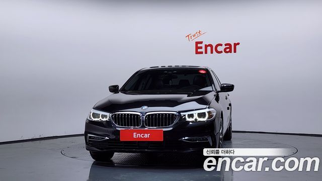 BMW 5-Series G30 520i Luxury - фото 2