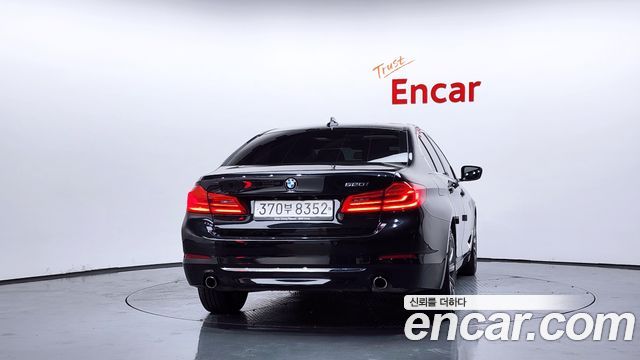 BMW 5-Series G30 520i Luxury - фото 3