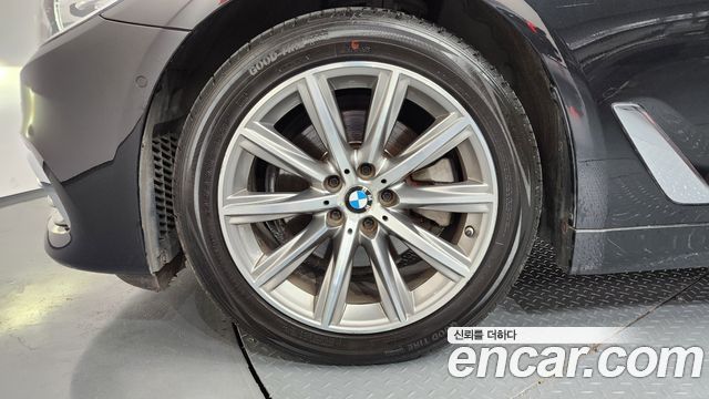 BMW 5-Series G30 520i Luxury - фото 4