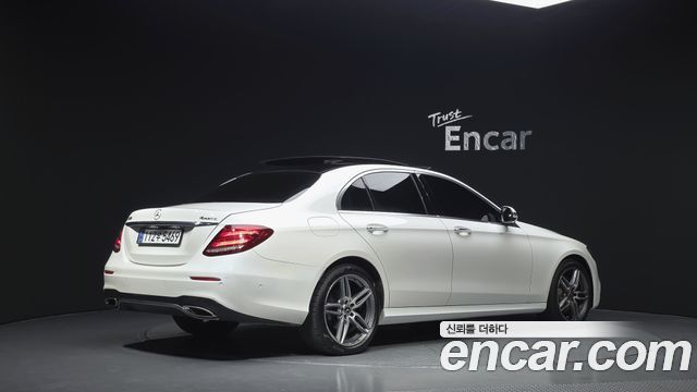 Mercedes-Benz E-Class W213 E300 4MATIC AMG Line - фото 1