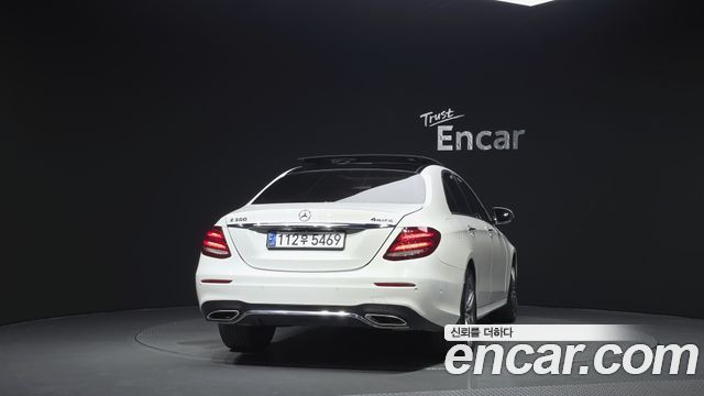 Mercedes-Benz E-Class W213 E300 4MATIC AMG Line - фото 3