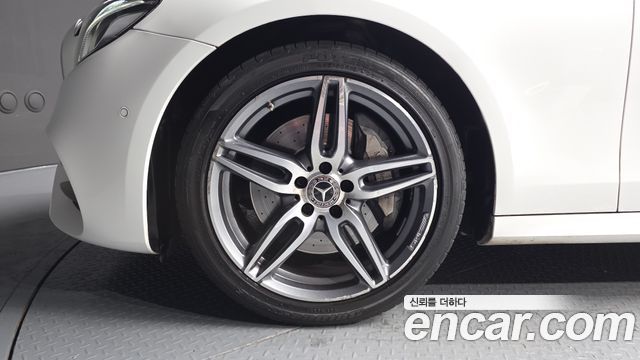 Mercedes-Benz E-Class W213 E300 4MATIC AMG Line - фото 4