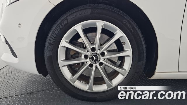 Mercedes-Benz A-Class W177 A220 Hatchback - фото 3
