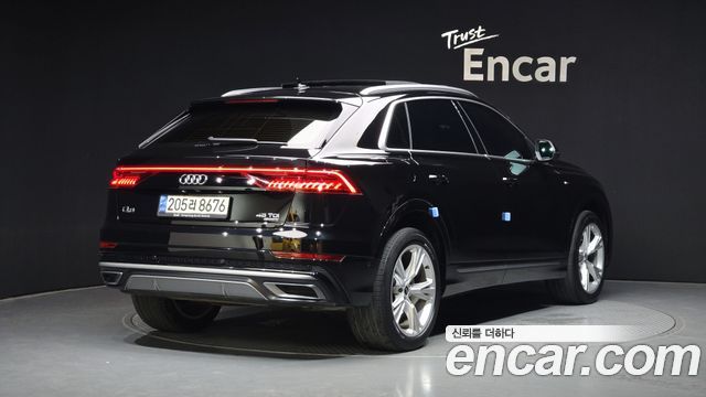 Audi Q8 45 TDI Quattro Premium - фото 1