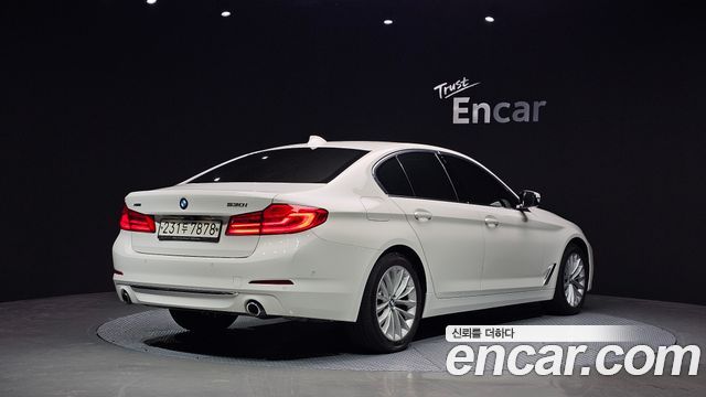 BMW 5-Series G30 530i xDrive Luxury Plus - фото 1