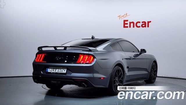 Ford Mustang Coupe - фото 1