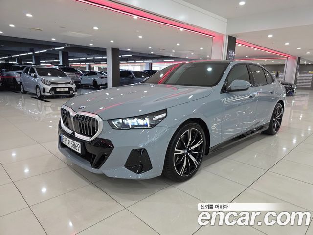 BMW 5-Series G60 530i xDrive M Sport - фото 0