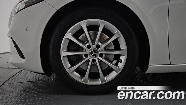 Mercedes-Benz A-Class W177 A220 Sedan - фото 3