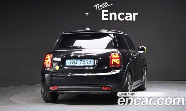 Mini Cooper SE Electric 3rd - фото 2
