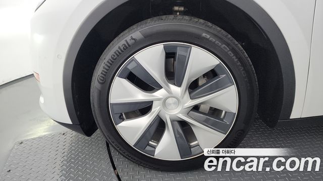 Tesla Model Y Long Range AWD - фото 4