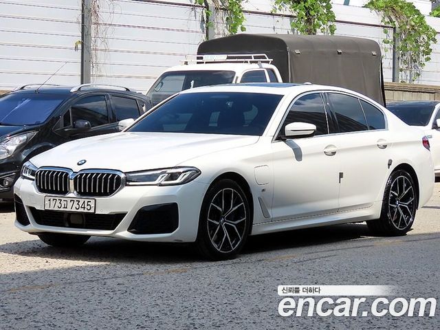 BMW 5-Series G30 530e M Sport - фото 0