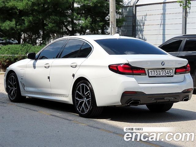 BMW 5-Series G30 530e M Sport - фото 1