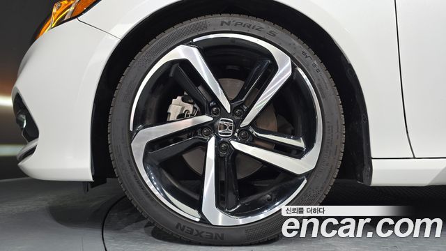 Honda Accord 10-го поколения 2.0 Turbo Sport - фото 4