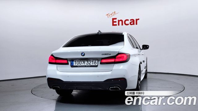 BMW 5-Series G30 530e M Sport - фото 3