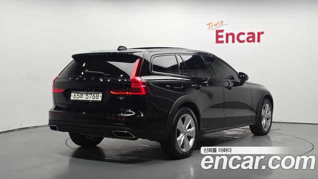 Volvo V60 Cross Country 2-го поколения T5 AWD - фото 0