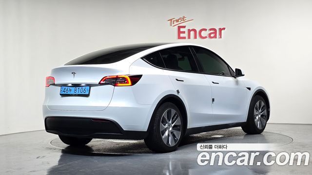 Tesla Model Y RWD - фото 1