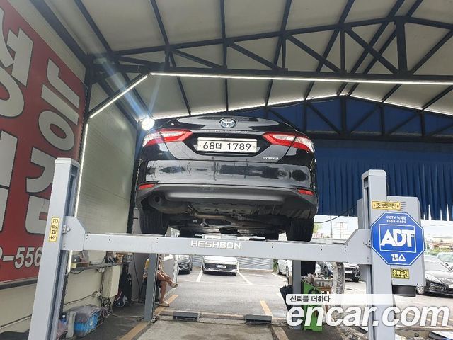 Toyota Camry XV70 2.5 LE Hybrid - фото 1
