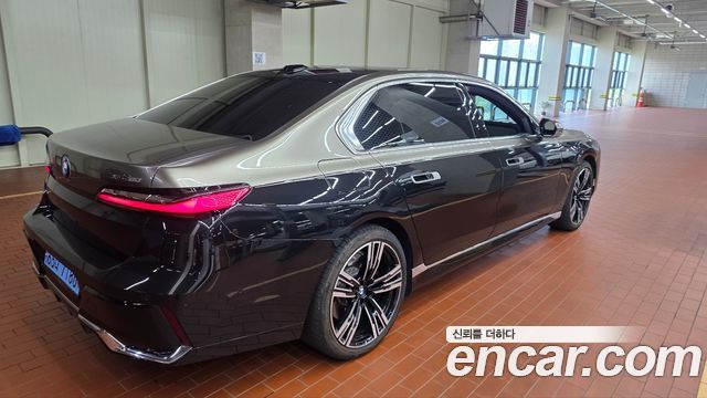 BMW i7 G70 xDrive 60 M sport - фото 2