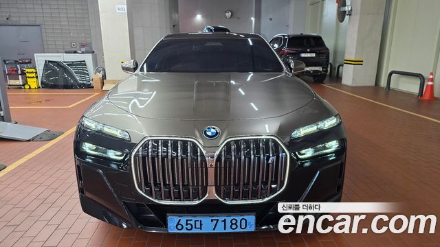 BMW i7 G70 xDrive 60 M sport - фото 3