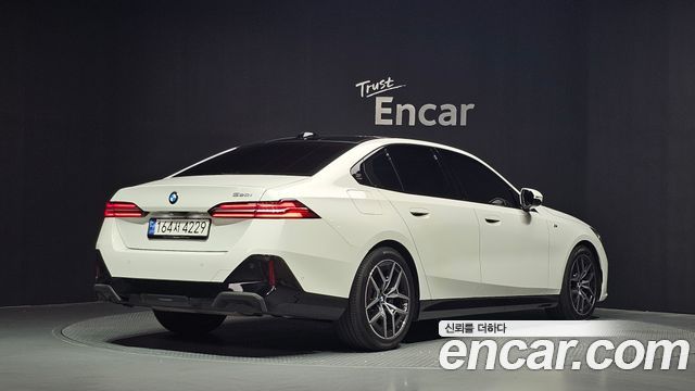 BMW 5 Series G60 520i M Sport - фото 1