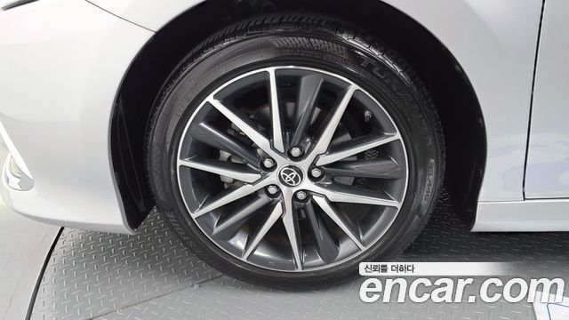 Toyota Camry XV70 2.5 XLE Hybrid - фото 4