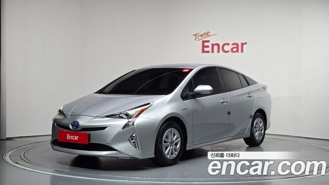 Toyota Prius 4-го поколения 1.8 E - фото 0