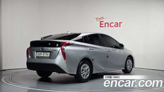 Toyota Prius 4-го поколения 1.8 E - фото 1