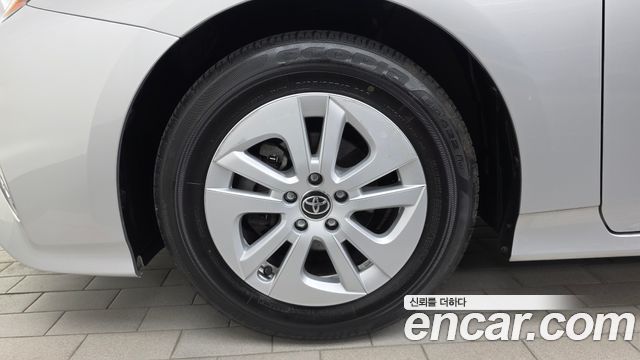 Toyota Prius 4-го поколения 1.8 E - фото 4
