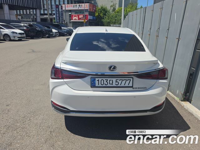 Lexus ES 300h 7-го поколения Luxury Plus - фото 1