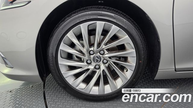 Lexus ES 300h 7-го поколения Executive - фото 4