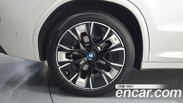 BMW iX3 M Sports - фото 3