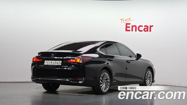 Lexus ES 300h 7-го поколения Executive - фото 1