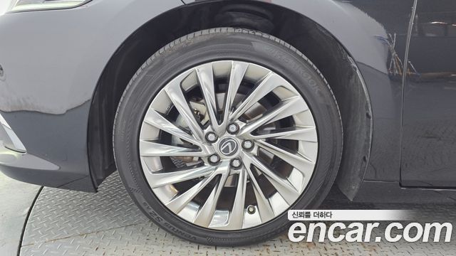 Lexus ES 300h 7-го поколения Executive - фото 4