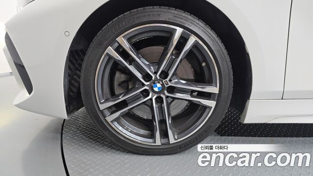 BMW 1 Series F40 120i M Sports - фото 3