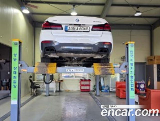 BMW 5 Series G30 M550i xDrive - фото 1