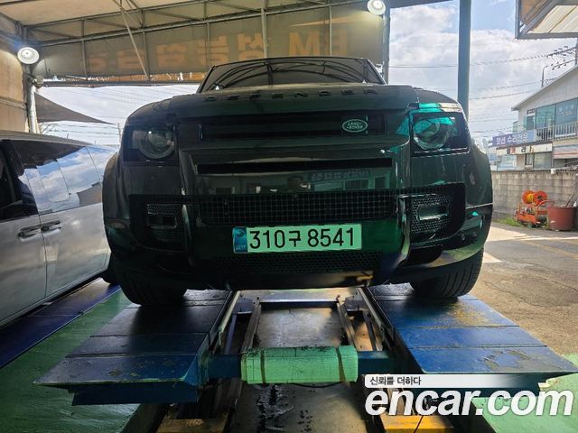 Land Rover Defender L663 110 P300 X-Dynamic SE - фото 0