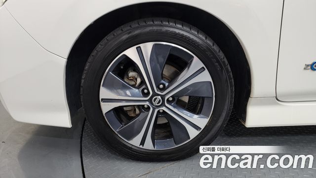 Nissan Leaf ZE1 EV SL - фото 4