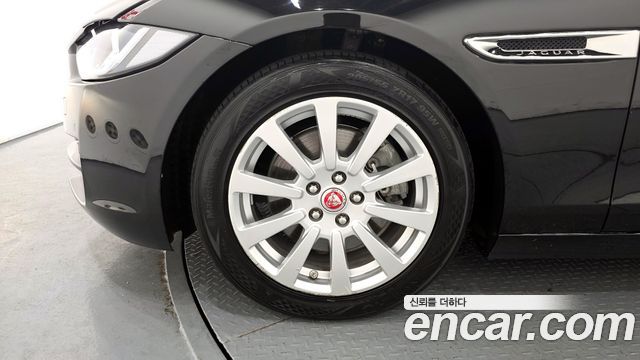 Jaguar XE 20d Prestige - фото 4