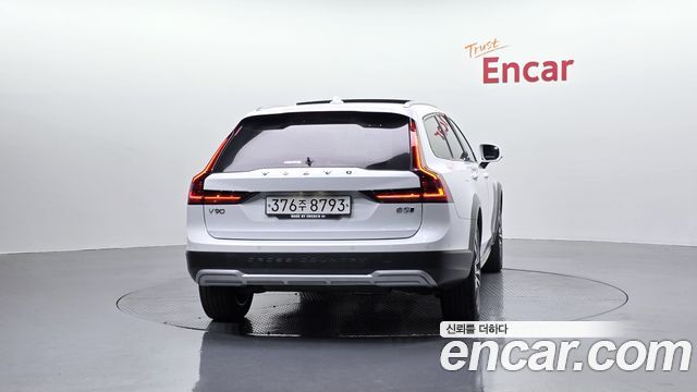 Volvo V90 B5 Pro AWD - фото 3