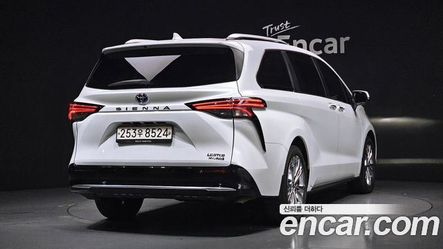 Toyota Sienna 4-го поколения 2.5 Hybrid 2WD - фото 1