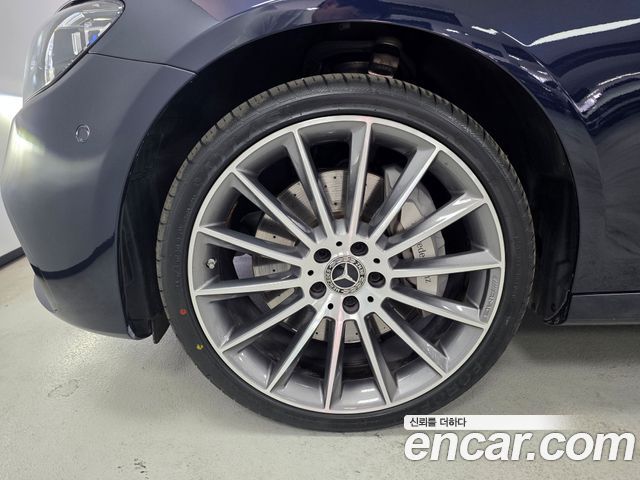 Mercedes-Benz E-Class W213 E350 4MATIC AMG Line - фото 4
